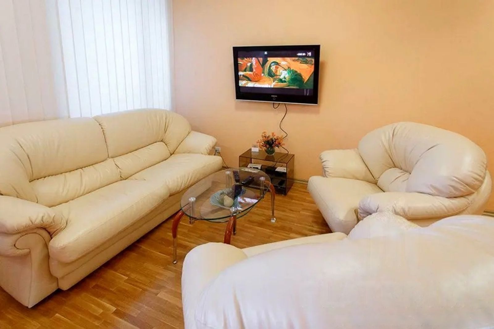 Living room with cream leather sofas and glass coffee table, Prorizna 10, Kyiv — Vestor.Estate