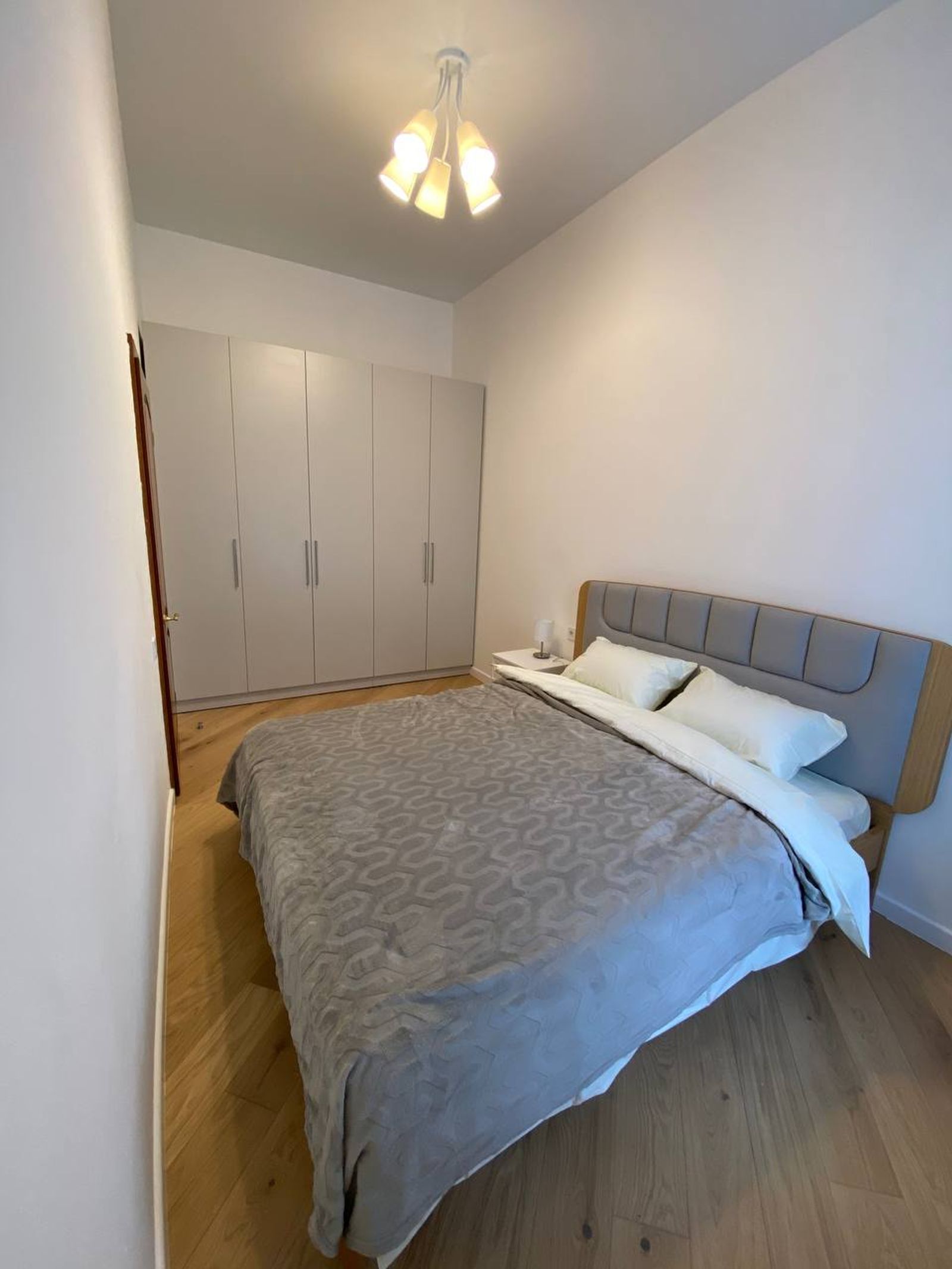 Bedroom with large wardrobe and light wood floors, Yaroslaviv Val 21a, Kyiv — Vestor.Estate