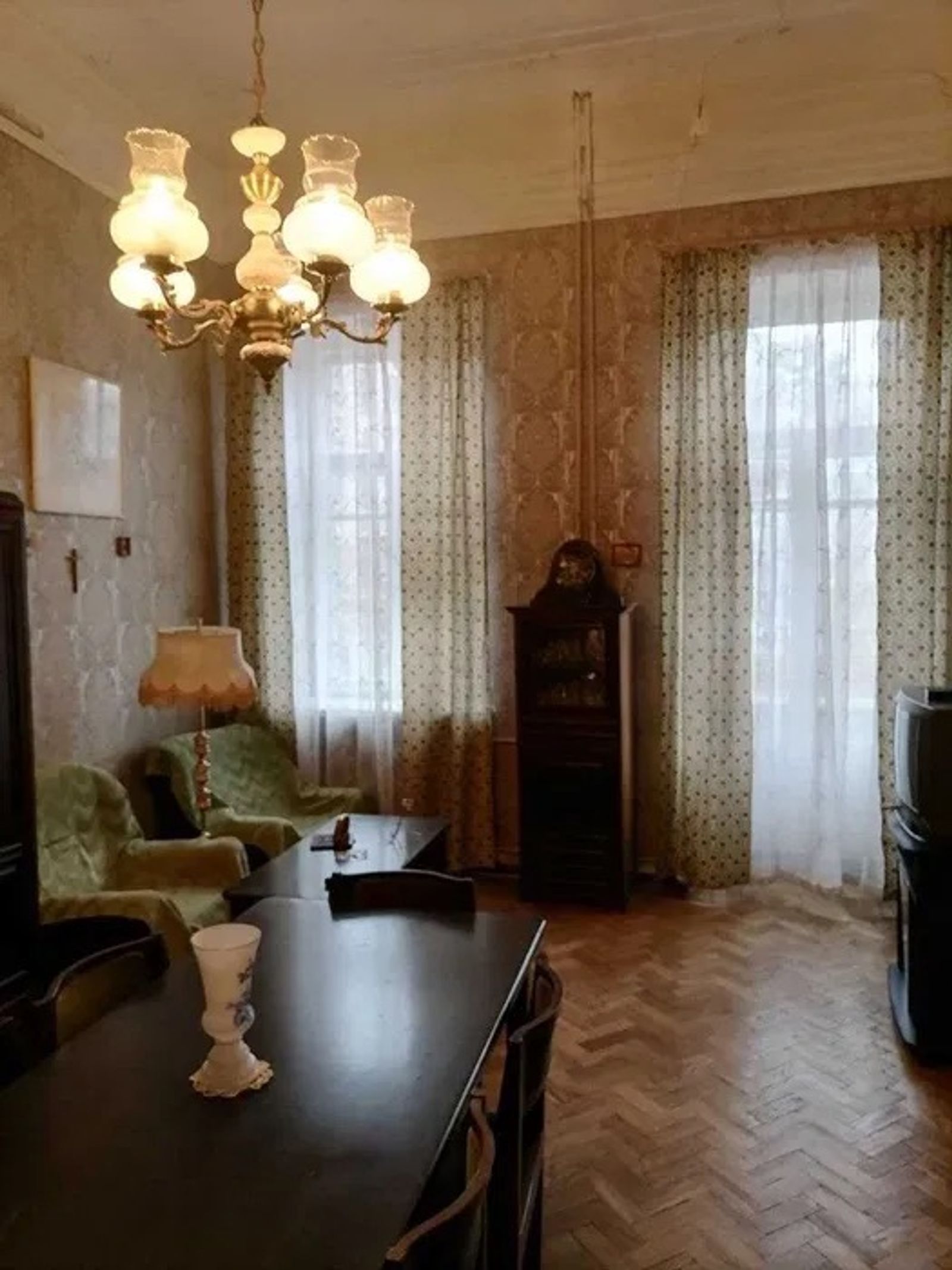 Dining room with chandelier, parquet floor, and vintage furniture, Bohdana Stupky 3, Kyiv — Vestor.Estate