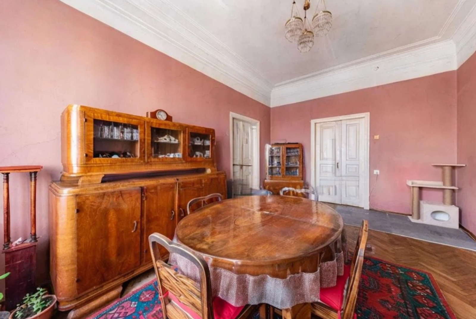 Living room in a 4-bedroom apartment on Yevhena Chykalenka Street 25, Kyiv, requiring renovation