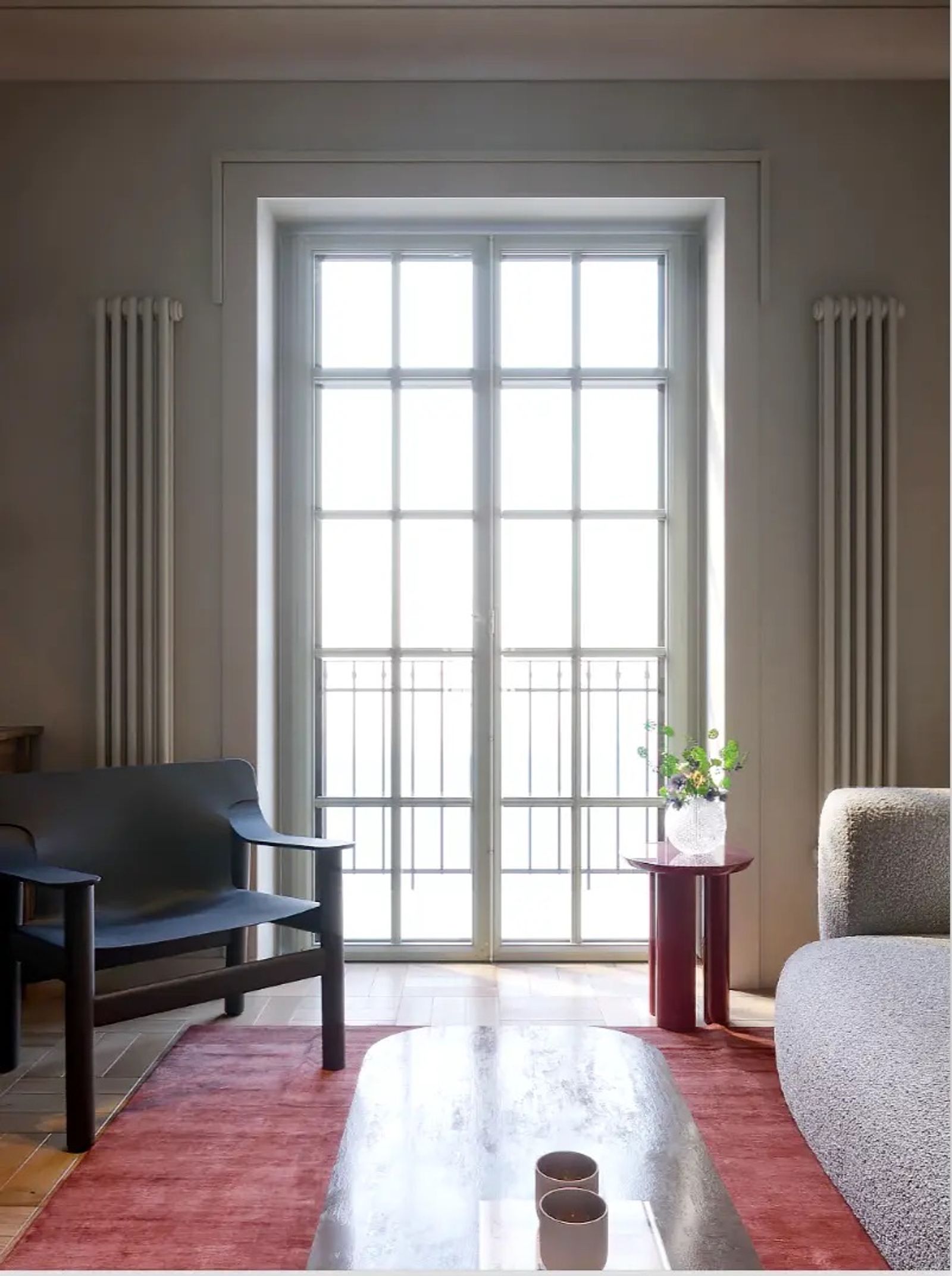Living room with large window, radiators, and modern furniture, Darvina 1, Kyiv — Vestor.Estate