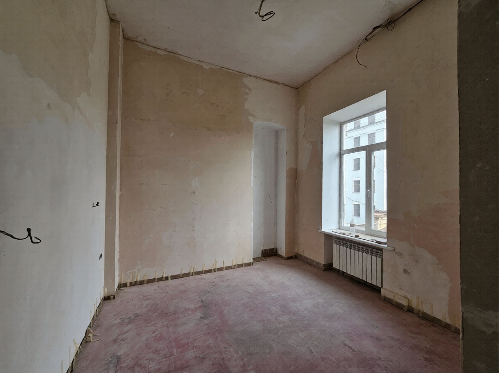Unfinished room with large window and radiator, Yevhena Chykalenka, Kyiv — Vestor.Estate