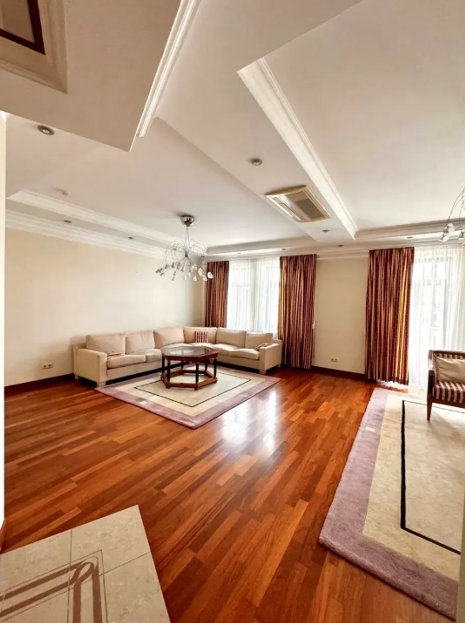 Living room in an apartment on Observatorna Street 10, Kyiv