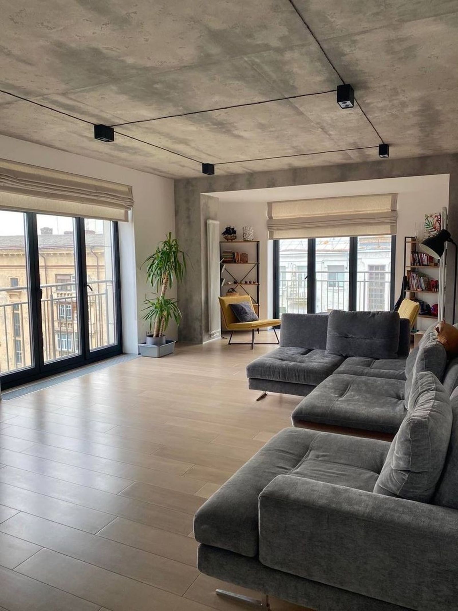 Spacious living room with concrete ceiling and large windows, Tarasivska 9V, Kyiv — Vestor.Estate