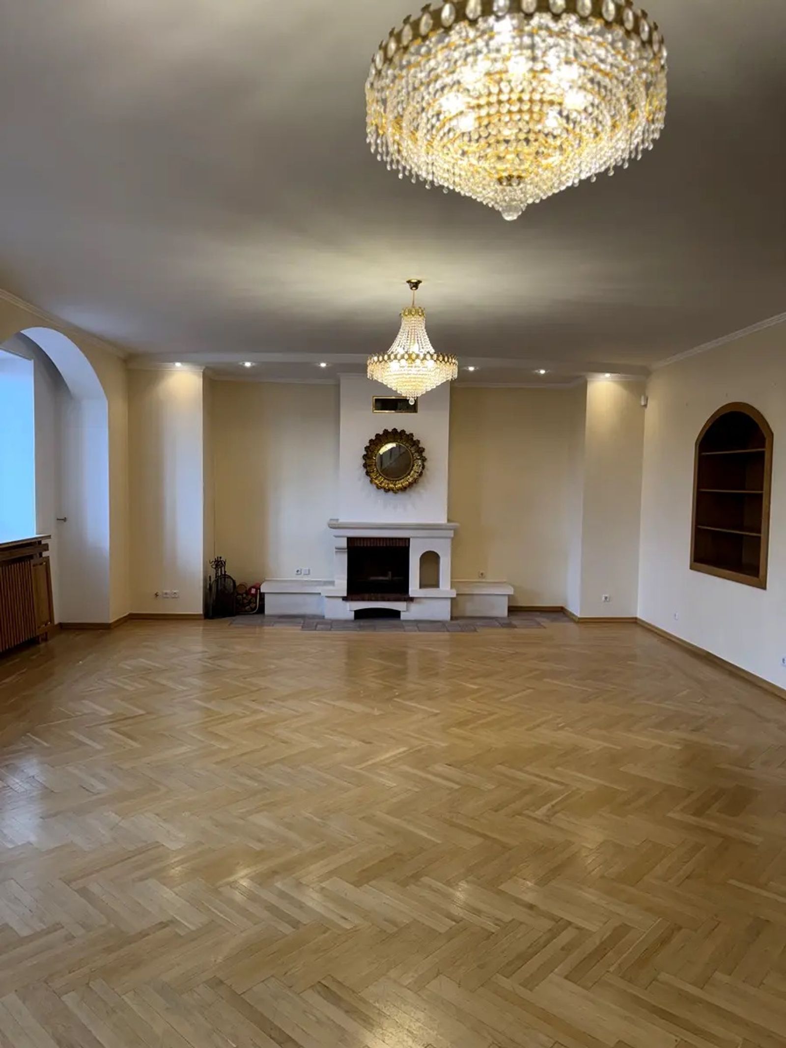 Spacious living room with parquet floor and two chandeliers, Yevhena Chykalenka 20, Kyiv — Vestor.Estate