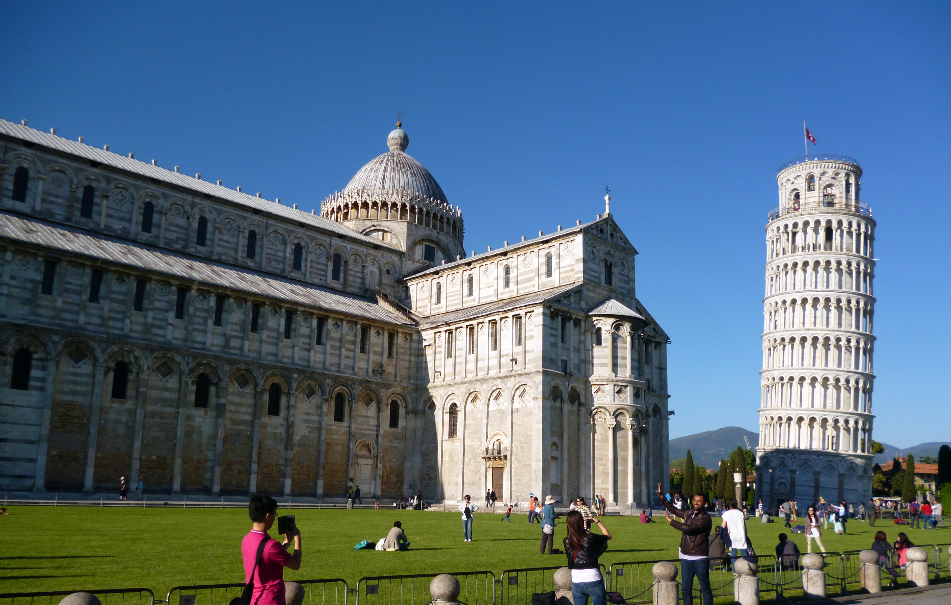 the famous leaning tower of pisa