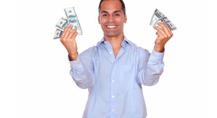Un hombre feliz con dinero en ambas manos
