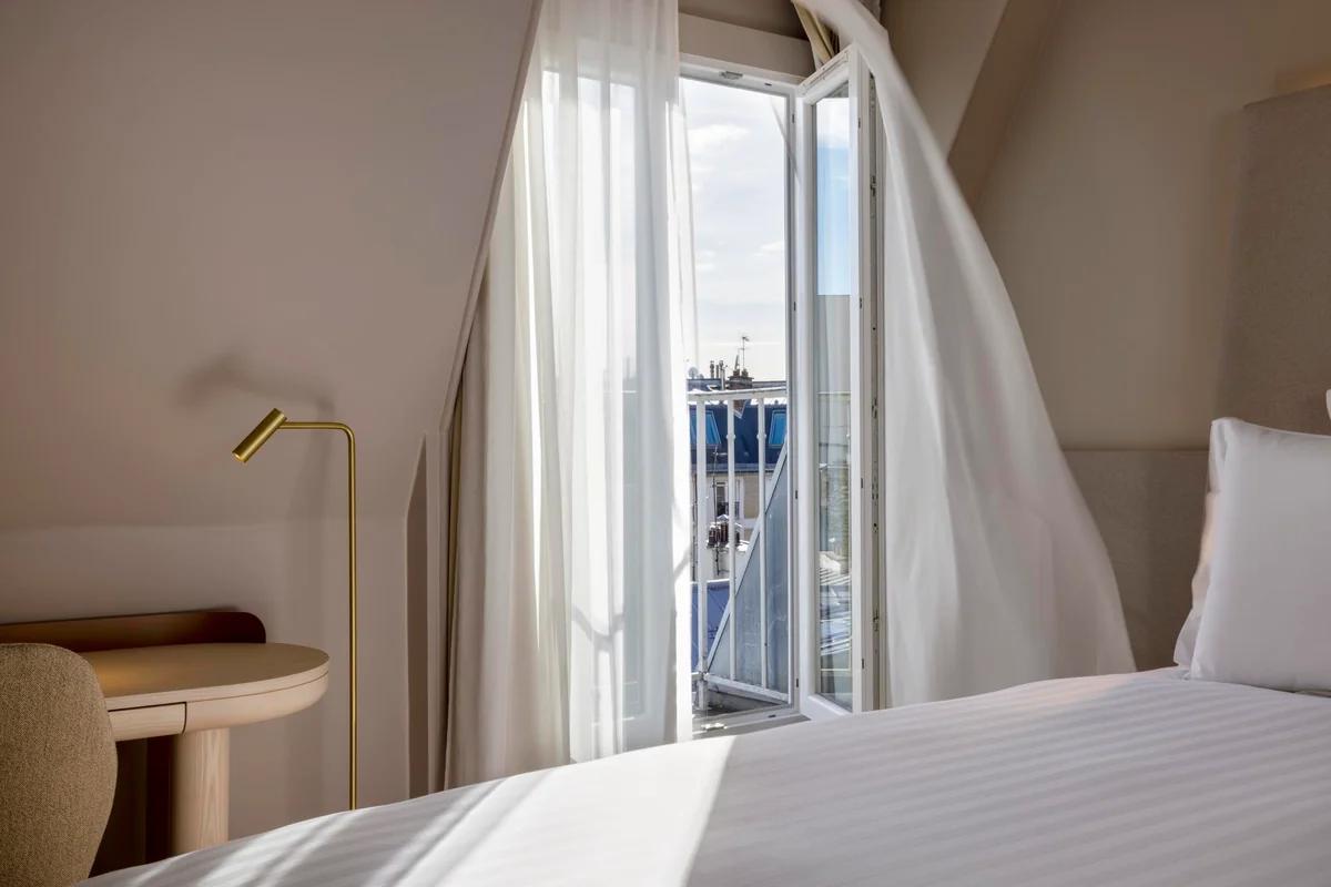 Minimal bedroom at Hôtel Beige