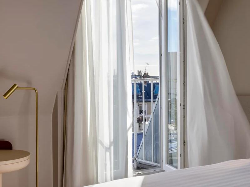 Minimal bedroom at Hôtel Beige