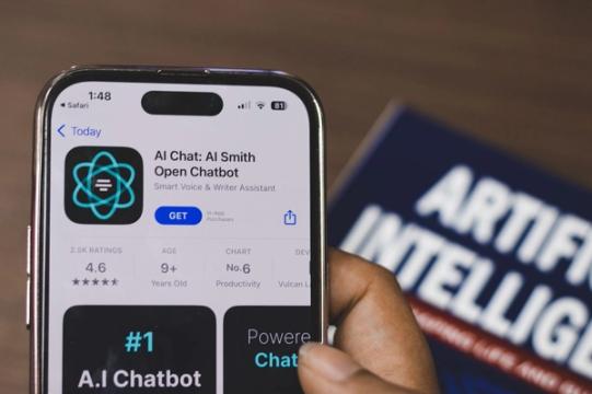 Kol visi lenktyniavo dėl DI, „Apple" tyliai tiesė bėgius — dabar tas lėtumas atrodo gudriai