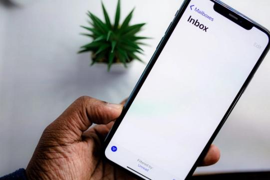 Smartphone ekranas su el. pašto dėžute rankoje