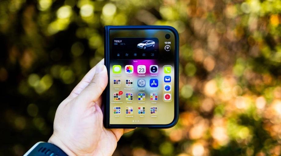 Rankoje laikomas sulankstomas išmanusis telefonas, asociatyvi nuotrauka, ne „iPhone Duo“