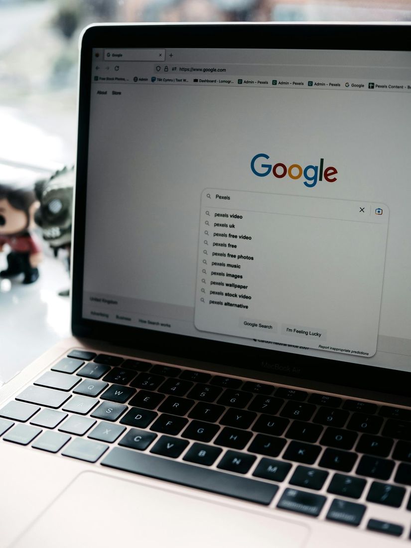 Nešiojamas kompiuteris su Google paieška