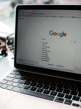 Nešiojamas kompiuteris su Google paieška