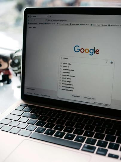 Nešiojamas kompiuteris su Google paieška