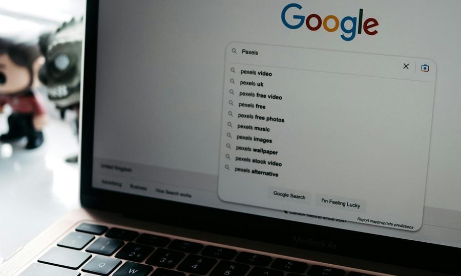 Nešiojamas kompiuteris su Google paieška