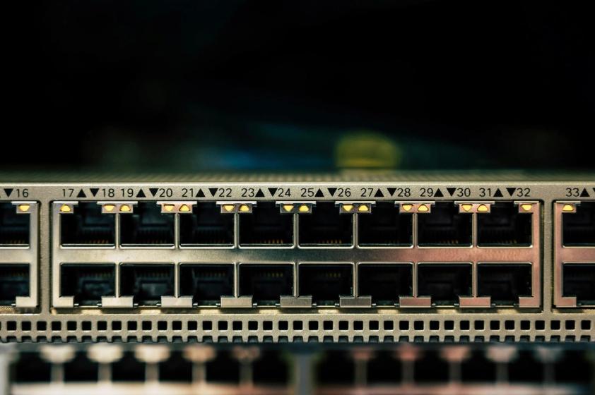 "Ubiquiti" užlopė tris maksimalaus pavojingumo „UniFi OS" spragas: 100 000 įrenginių vis dar atviri