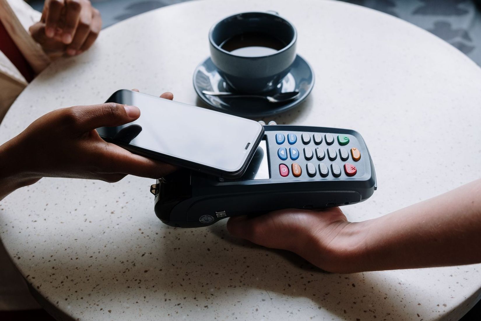 Naujas „Google Wallet" dizainas supainiojo korteles: vartotojai nori paprastesnio būdo jas atskirti