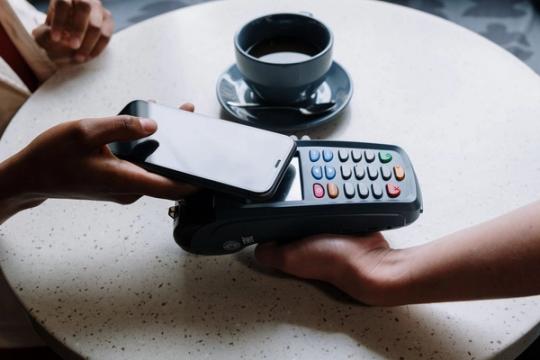 Naujas „Google Wallet" dizainas supainiojo korteles: vartotojai nori paprastesnio būdo jas atskirti