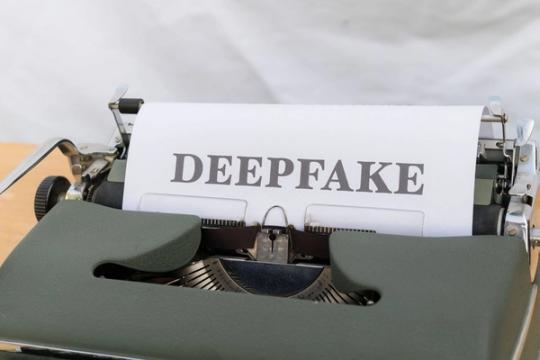Meta sustiprino AI reklamų žymas Facebooke ir Instagrame