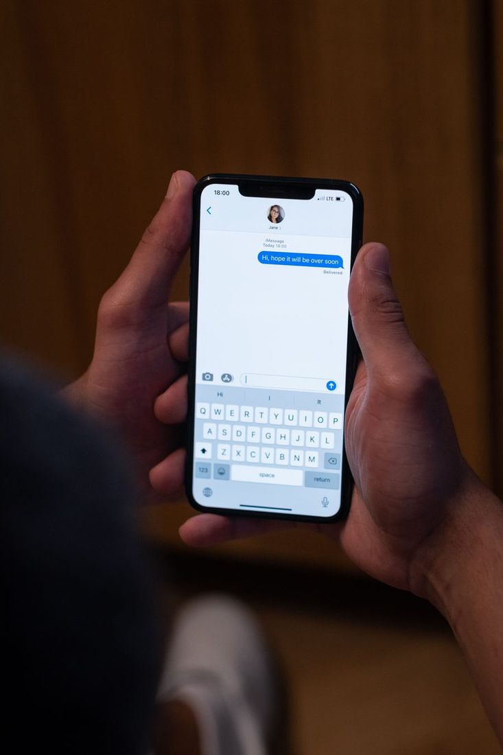 Rankos renkančios žinutę išmaniajame telefone