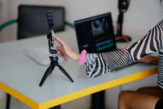„YouTube" pristatė redagavimą pokalbiu: parašai sakinį, o AI sumontuoja klipą