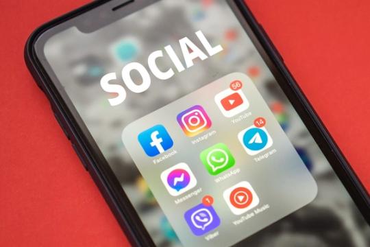 „Meta" pradeda imti mokestį: kiek kainuos „Facebook" be reklamų
