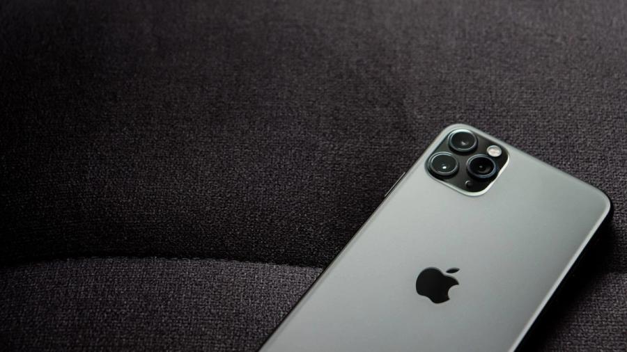 Modernus išmanusis telefonas tamsiame fone