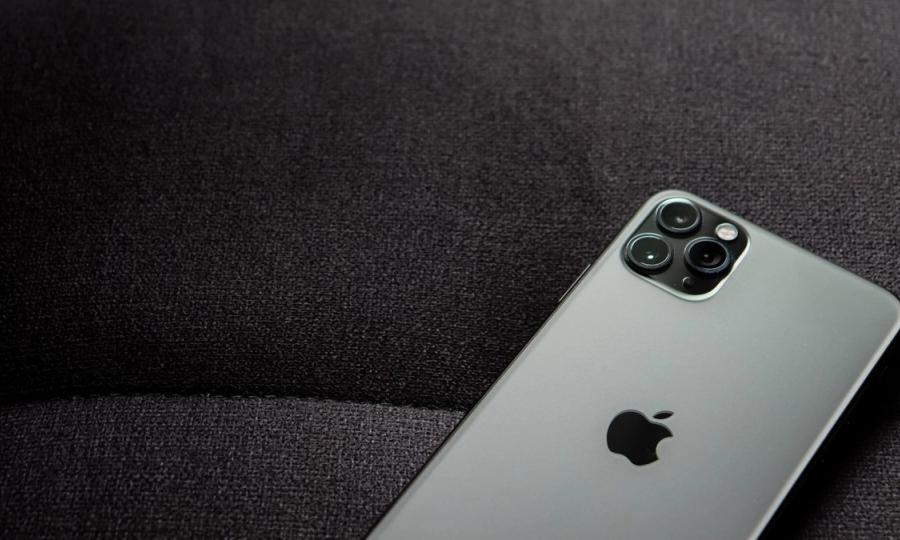 Modernus išmanusis telefonas tamsiame fone