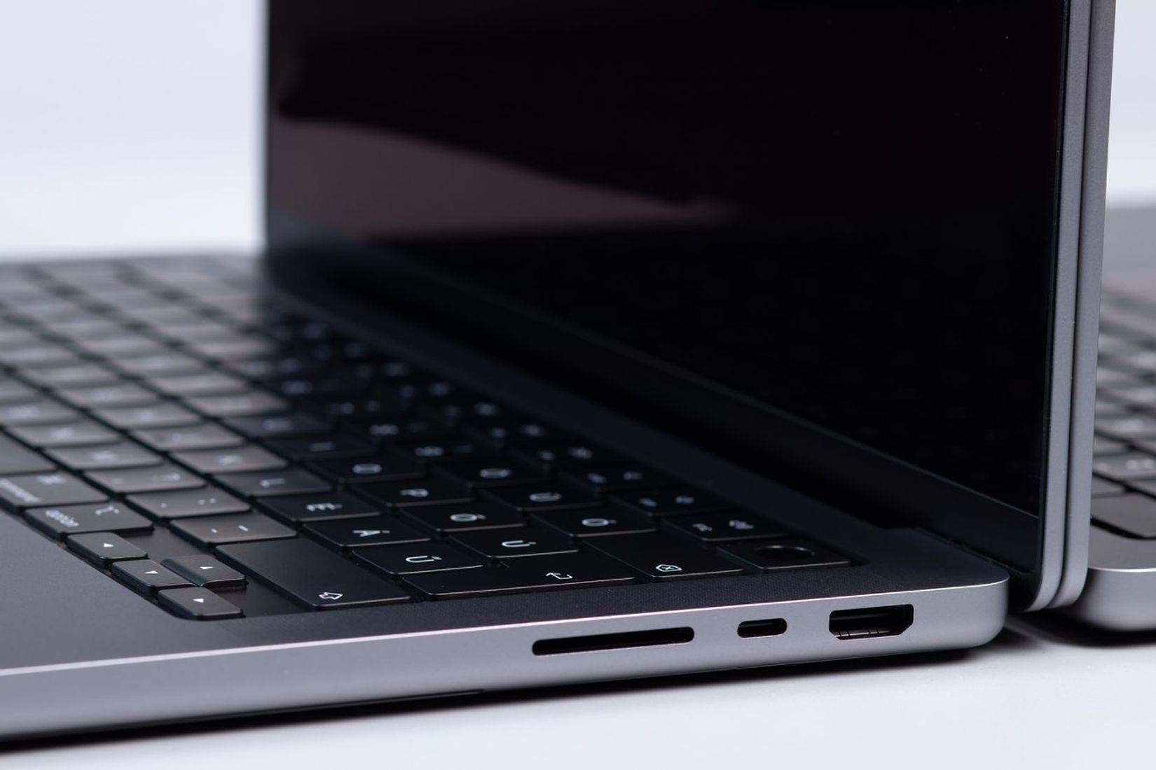 MacBook Pro laukia du skirtingi atnaujinimai: M6 ir plonesnis Ultra modelis bręsta