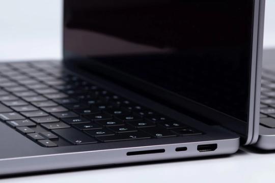 MacBook Pro laukia du skirtingi atnaujinimai: M6 ir plonesnis Ultra modelis bręsta