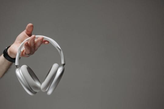 „AirPods Max 2“ už 399 JAV dolerius beveik išgraibstyti, o „AirPods Pro 3“ pinga
