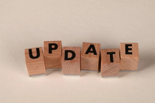 Medinės raidės sudaro žodį Update ant šviesaus paviršiaus