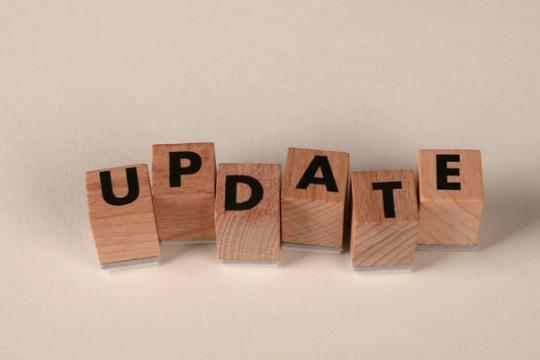 Medinės raidės sudaro žodį Update ant šviesaus paviršiaus