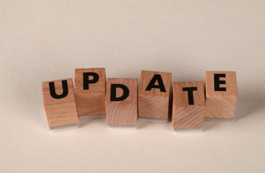 Medinės raidės sudaro žodį Update ant šviesaus paviršiaus