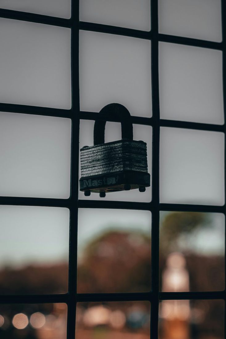 Spyna ant tvoros, simbolizuojanti duomenų saugumą ir BitLocker šifravimą