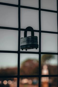 Spyna ant tvoros, simbolizuojanti duomenų saugumą ir BitLocker šifravimą