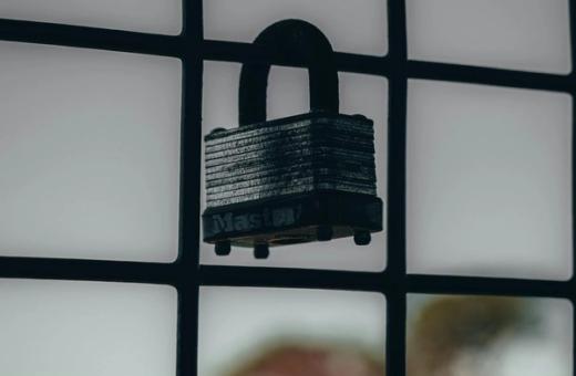 Spyna ant tvoros, simbolizuojanti duomenų saugumą ir BitLocker šifravimą