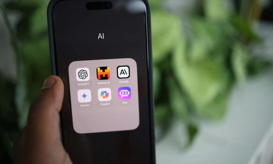 Išmanusis telefonas su DI programėlėmis, simbolizuojantis dirbtinio intelekto ir duomenų bazių sąsają