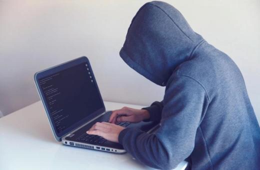 Programuotojas dirba prie kompiuterio