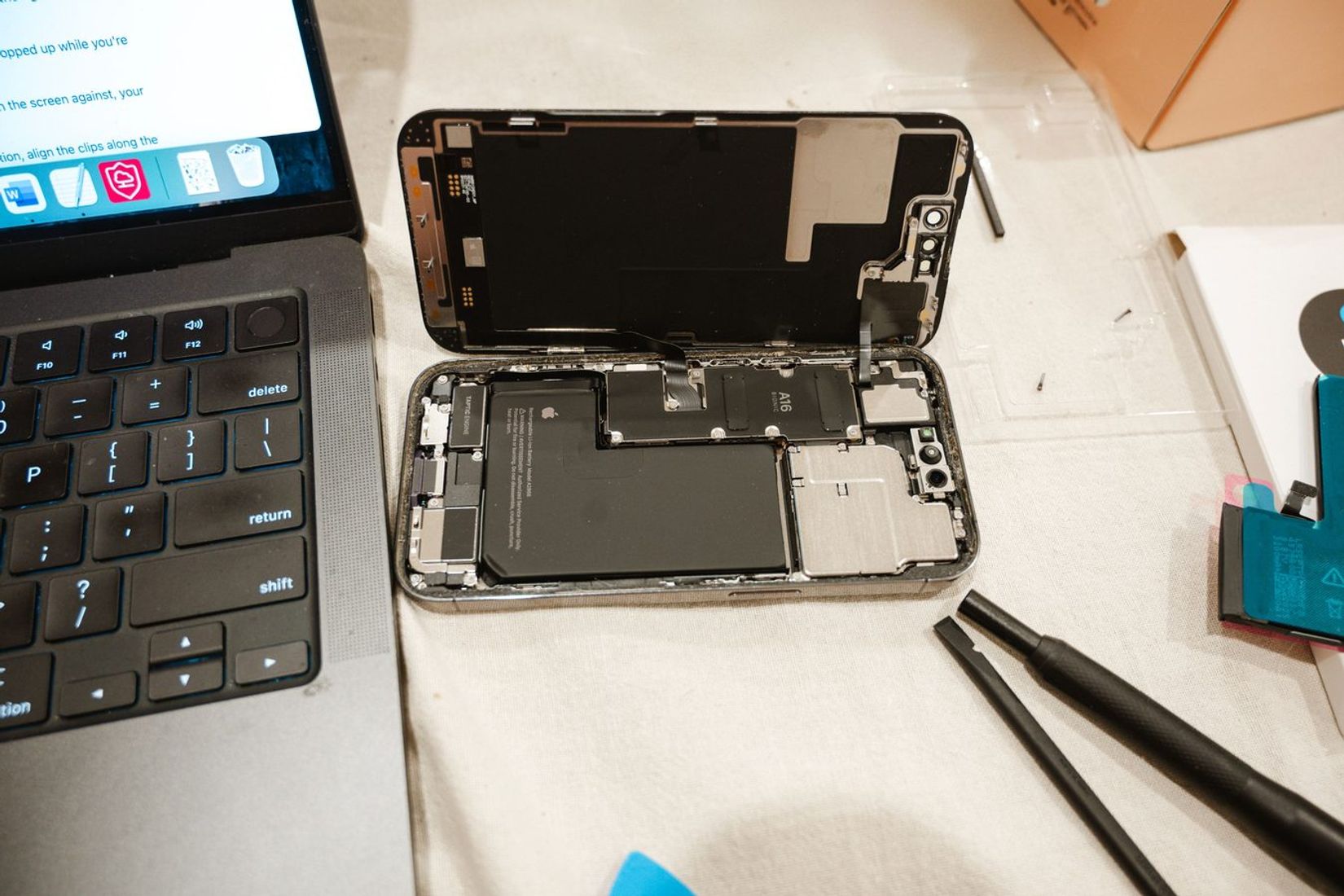 Išardytas „iPhone 18 Pro": rasta problema, kuri gali palikti ekraną klibantį