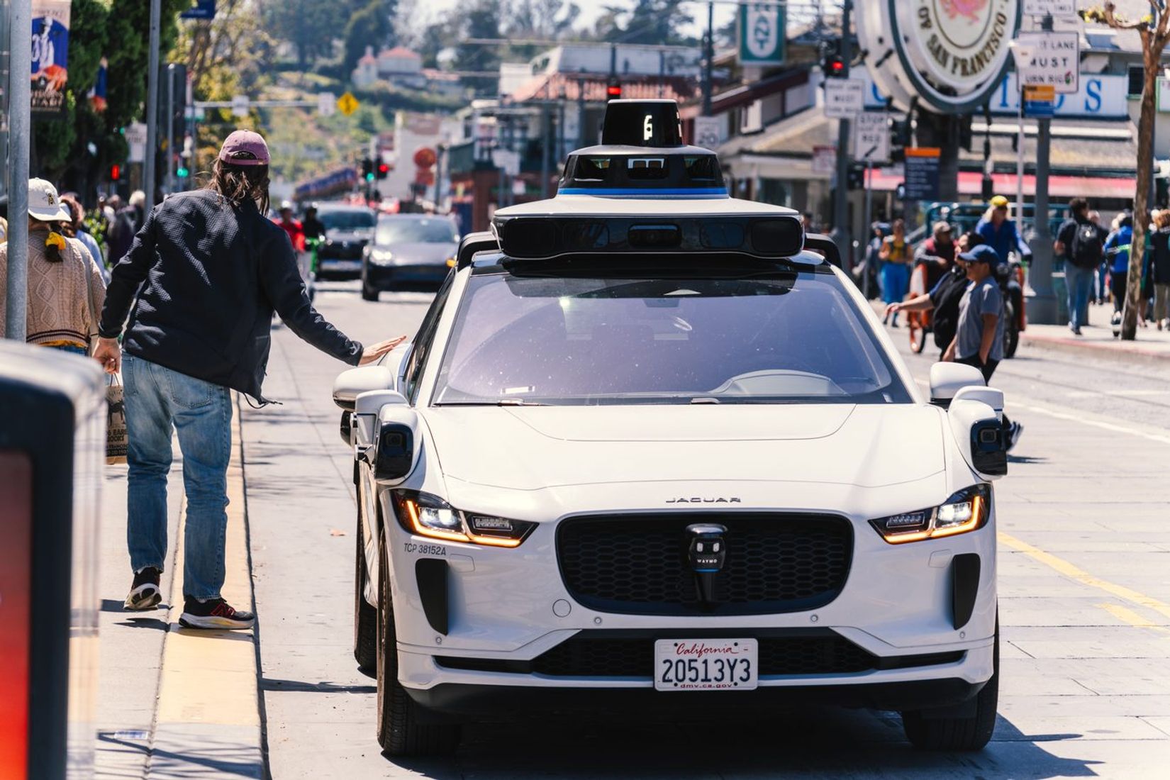 Waymo siunčia dokumentus NHTSA: sausio 23-iosios avarija prie mokyklos vėl kelia robotaksi klausimus