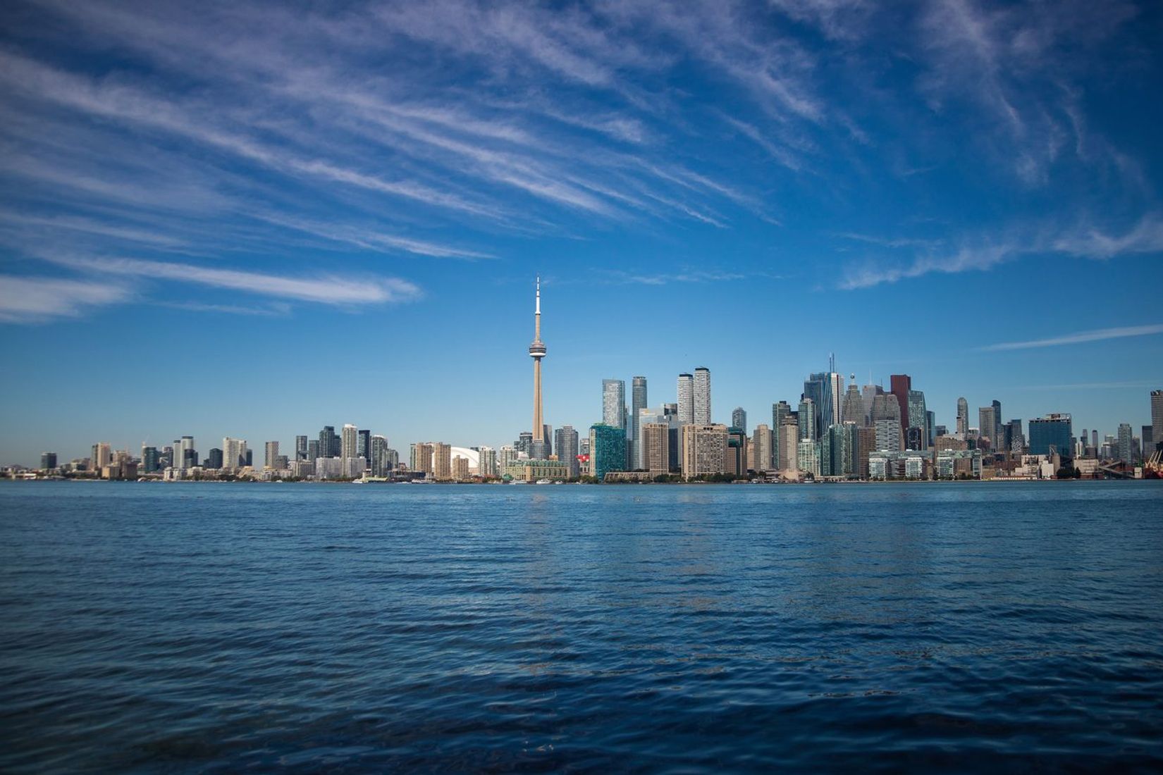 Toronto pakrantė ir Ontarijo ežero vaizdas po giedru dangumi.