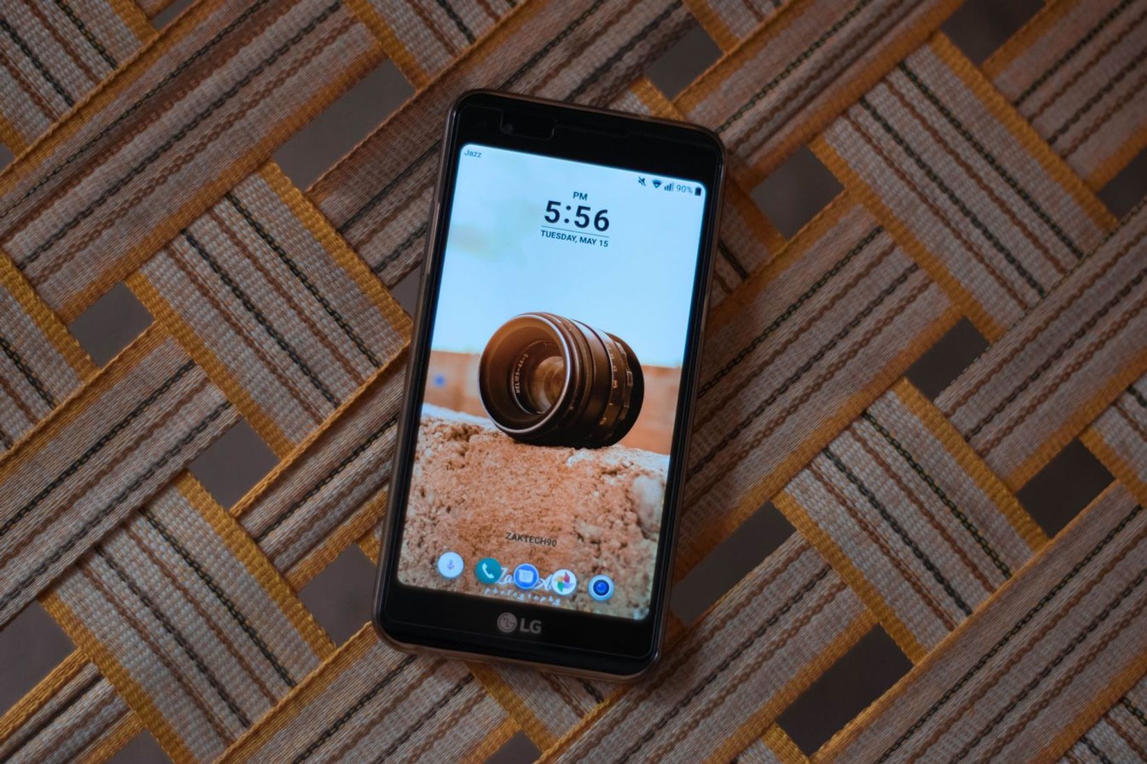LG telefonas ant stalo