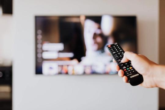 Dalijatės televizoriumi? „YouTube" leidžia užrakinti paskyrą keturių skaitmenų kodu