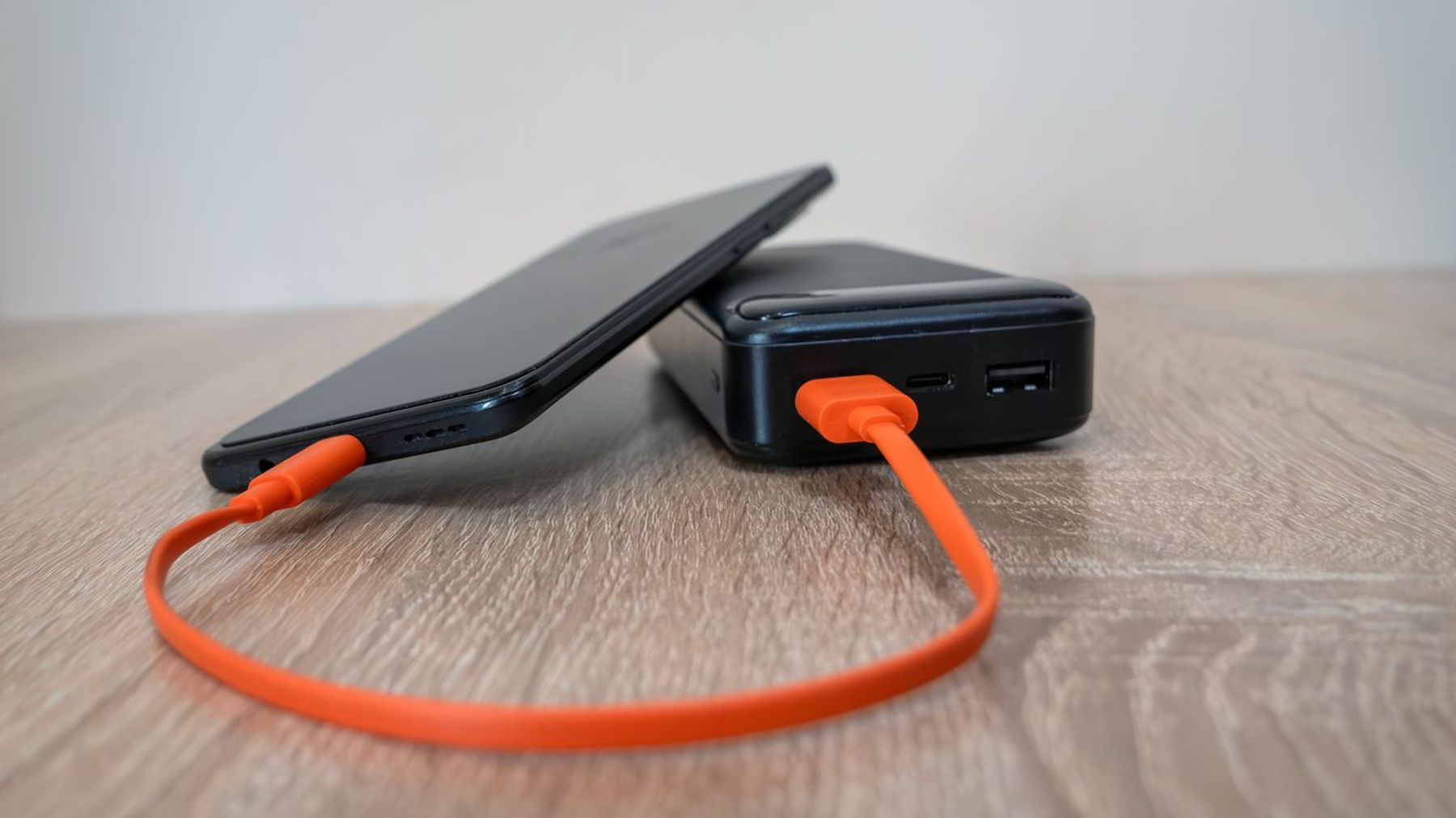 Mophie pristato kišeninius akumuliatorius su laidais