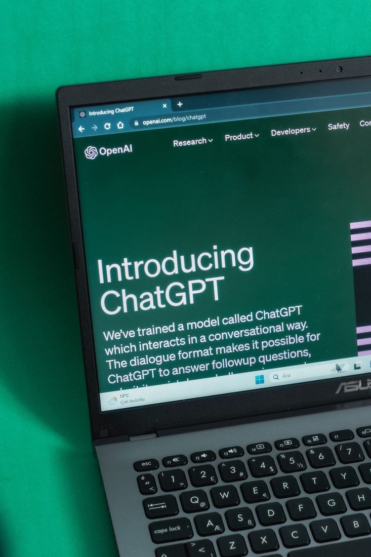 „Microsoft“ pardavėjams liepia lyginti „Copilot“ su „OpenAI“: AI pardavimų karas įkaista