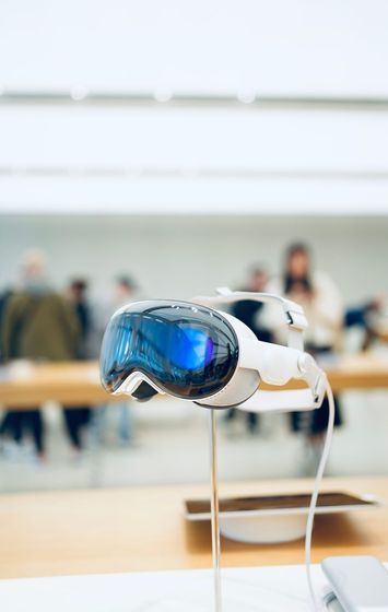 OpenAI nusivilioja „Apple Vision Pro“ ir išmaniųjų akinių vadovą