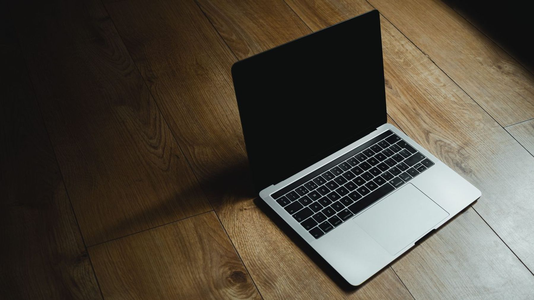 Naujasis „MacBook Pro“ bus žymiai lengvesnis: pirmas su lietimu ir OLED