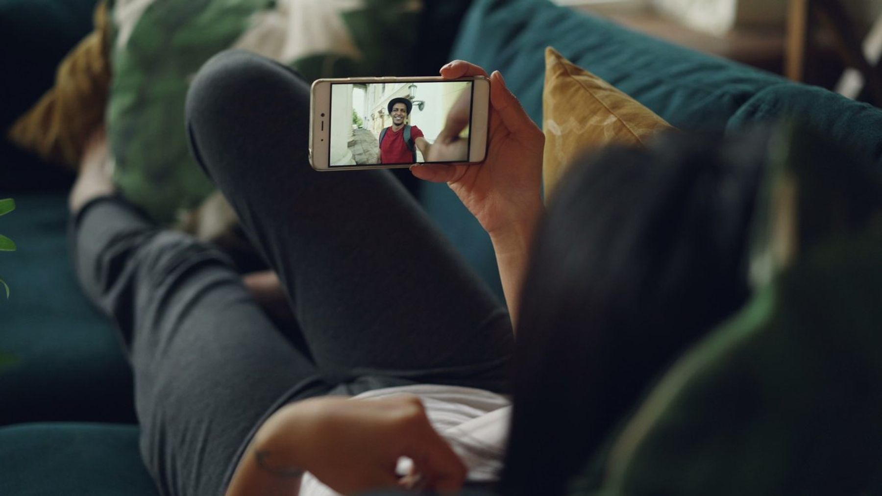 Moteris kalbasi vaizdo skambučiu per išmanųjį telefoną